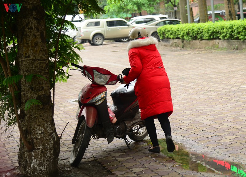 Kỳ lạ nhiều người đi xe ga, dân chung cư,... vẫn xuống xin đồ từ thiện-7