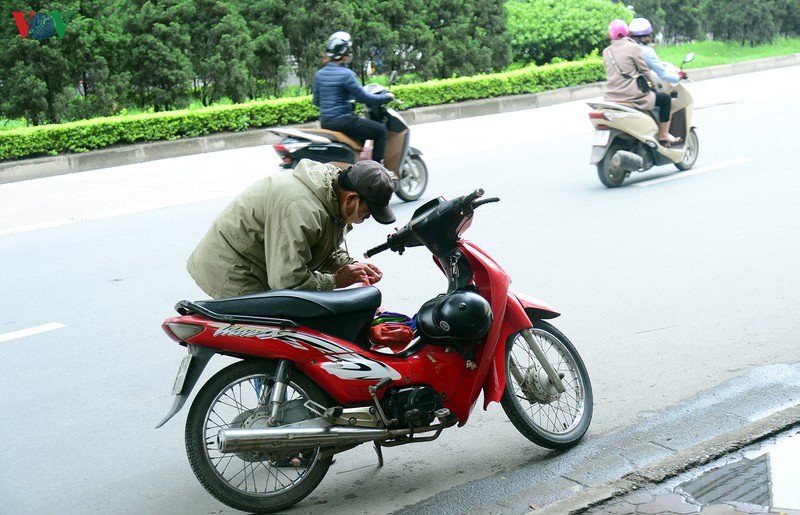 Kỳ lạ nhiều người đi xe ga, dân chung cư,... vẫn xuống xin đồ từ thiện-8