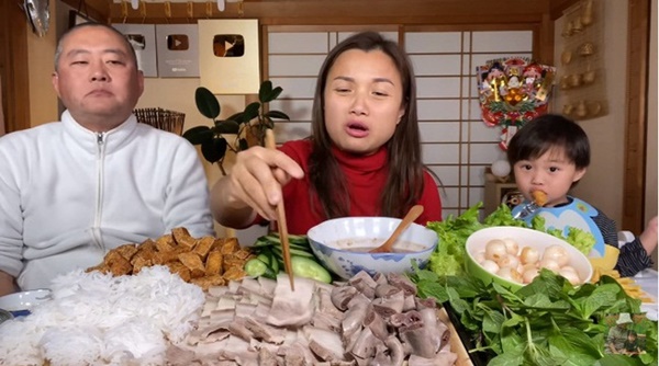 Quỳnh Trần JP đăng ảnh gia đình chúc mừng sinh nhật ông xã, thứ anh đeo trên mặt khiến không ai nhịn được cười-2