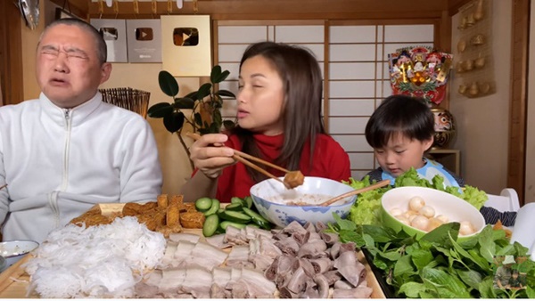 Quỳnh Trần JP đăng ảnh gia đình chúc mừng sinh nhật ông xã, thứ anh đeo trên mặt khiến không ai nhịn được cười-3