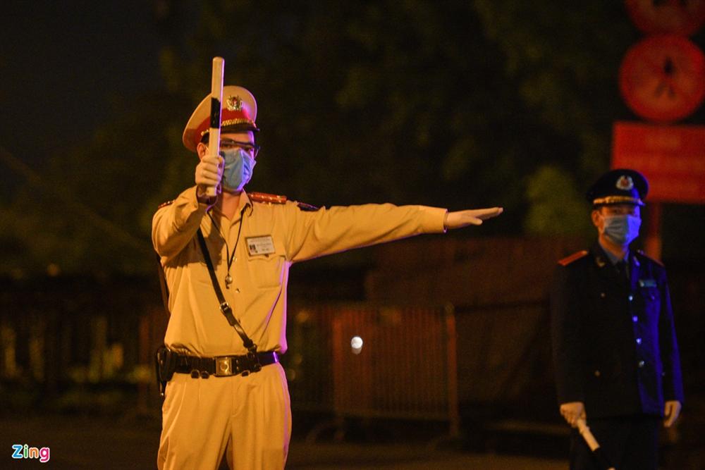Trắng đêm tại chốt kiểm soát Covid-19-1