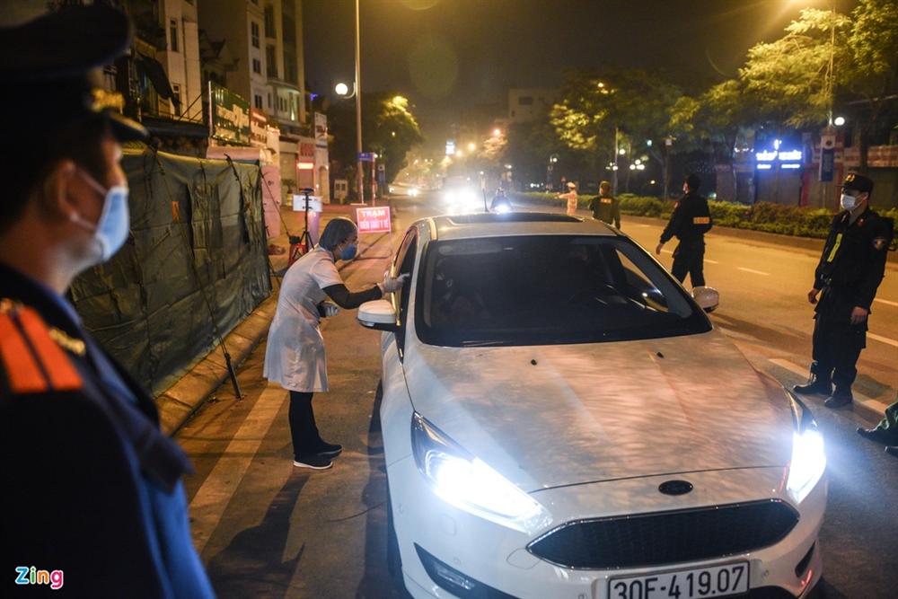 Trắng đêm tại chốt kiểm soát Covid-19-2