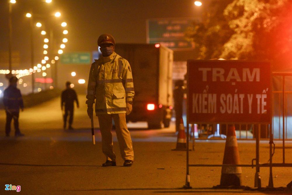 Trắng đêm tại chốt kiểm soát Covid-19-3