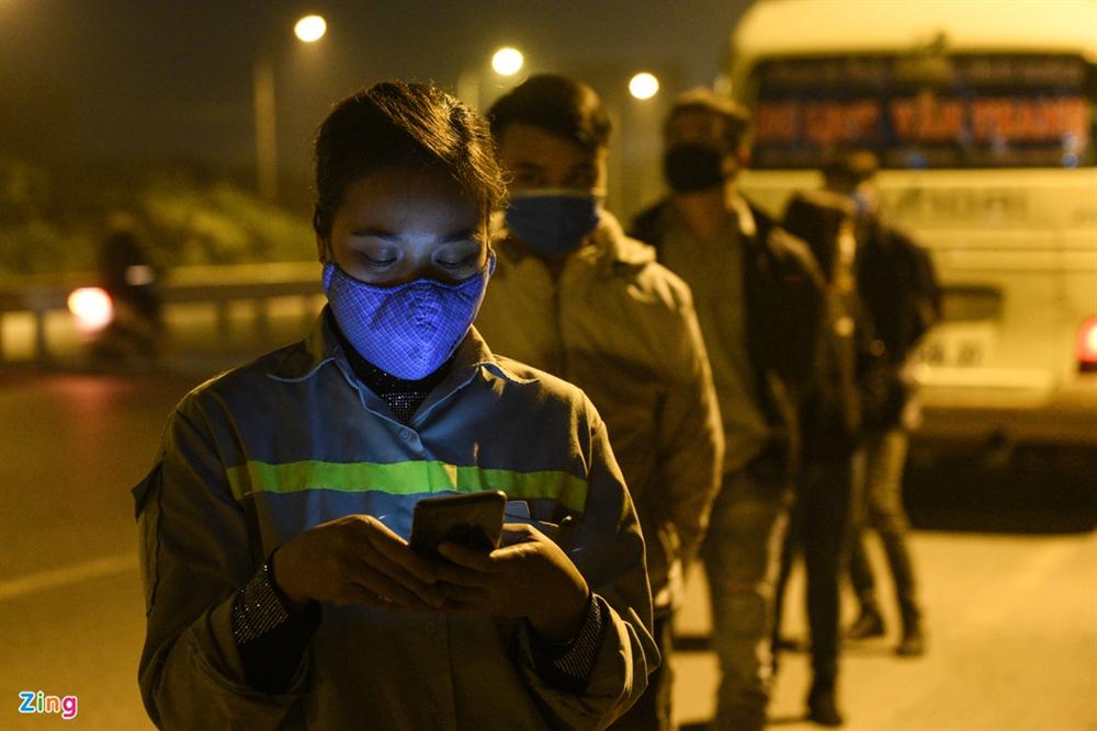 Trắng đêm tại chốt kiểm soát Covid-19-4