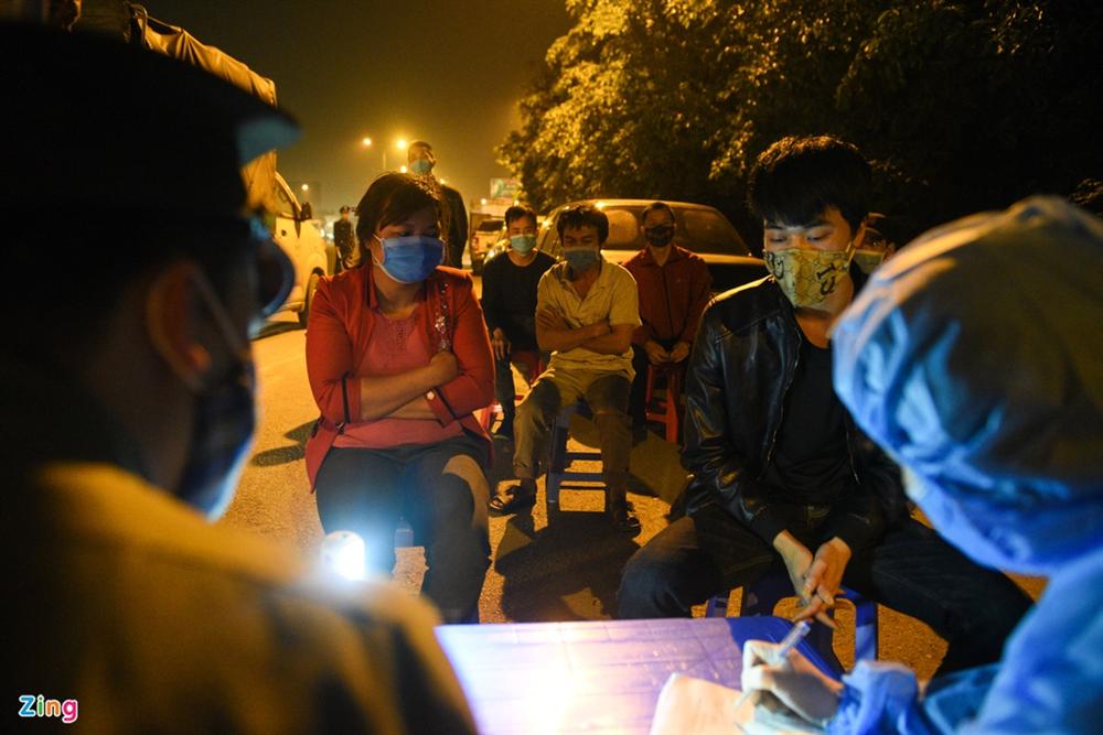 Trắng đêm tại chốt kiểm soát Covid-19-5