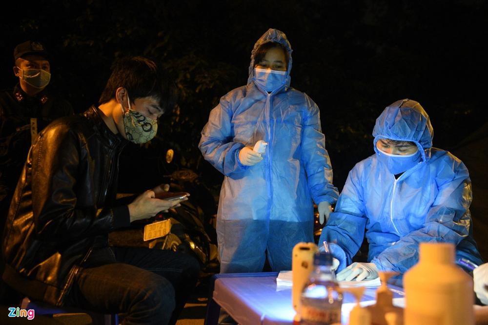 Trắng đêm tại chốt kiểm soát Covid-19-6