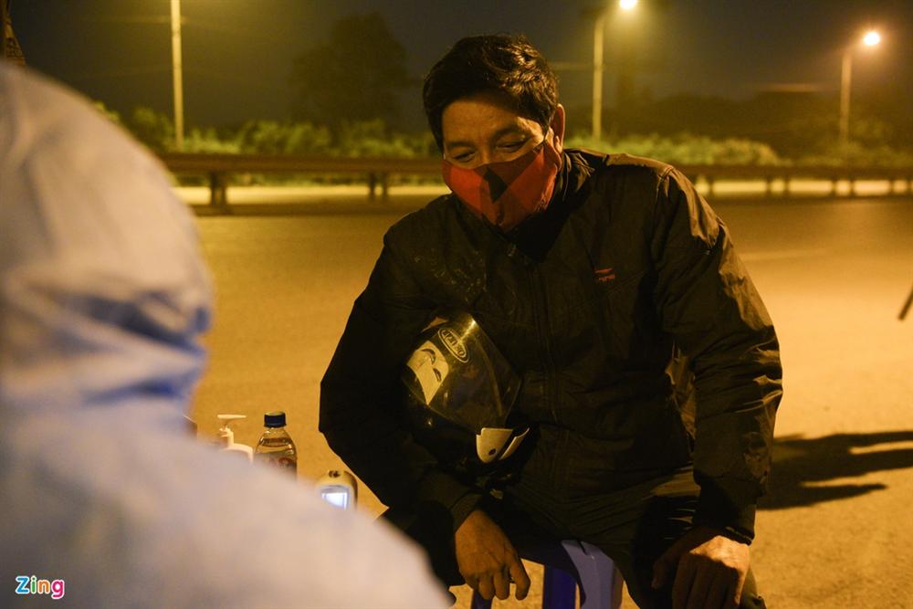 Trắng đêm tại chốt kiểm soát Covid-19-7