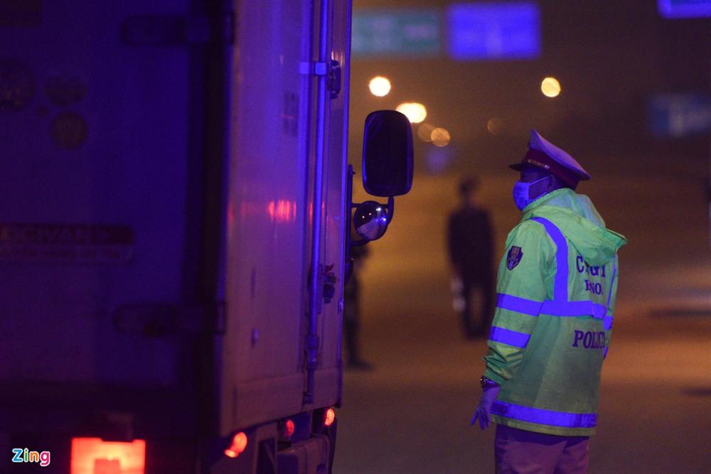 Trắng đêm tại chốt kiểm soát Covid-19-8