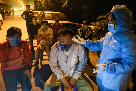 Trắng đêm tại chốt kiểm soát Covid-19