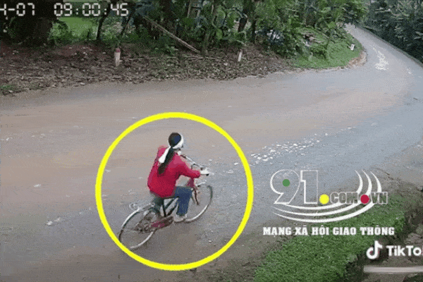 CLIP: Xe tải vào cua 