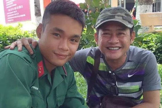 Nghệ sĩ Tấn Beo tiễn con trai tham gia tuyến đầu chống Covid-19: 