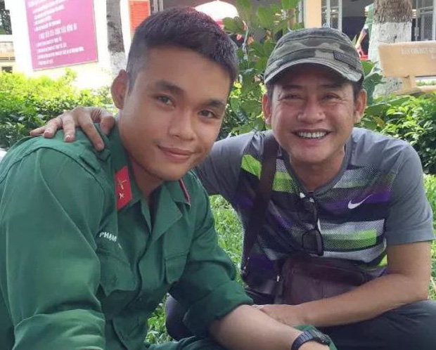 Nghệ sĩ Tấn Beo tiễn con trai tham gia tuyến đầu chống Covid-19: Con trai ơi, hoàn thành nghĩa vụ về ba dẫn đi ăn-2