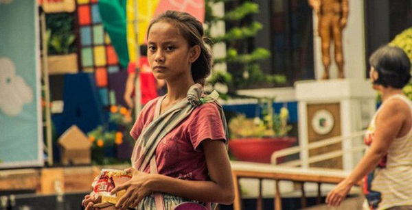 Cô bé ăn xin bị nhiếp ảnh gia chụp trộm trên đường phố, 4 năm sau bức ảnh ấy giúp em đổi đời-1