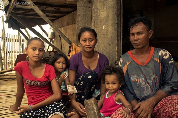 Cô bé ăn xin bị nhiếp ảnh gia chụp trộm trên đường phố, 4 năm sau bức ảnh ấy giúp em đổi đời-4