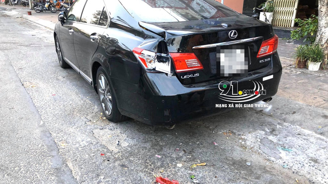 CLIP: Đâm vỡ đèn xe Lexus, người đàn ông tái mặt xuống xem nhưng hành xử sau đó mới bất ngờ-1