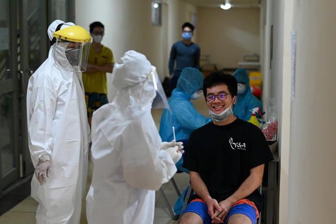 Thợ săn Covid và cuộc sống đằng sau của những lá chắn sống ngăn SARS-CoV-2 ở Hà Nội-6