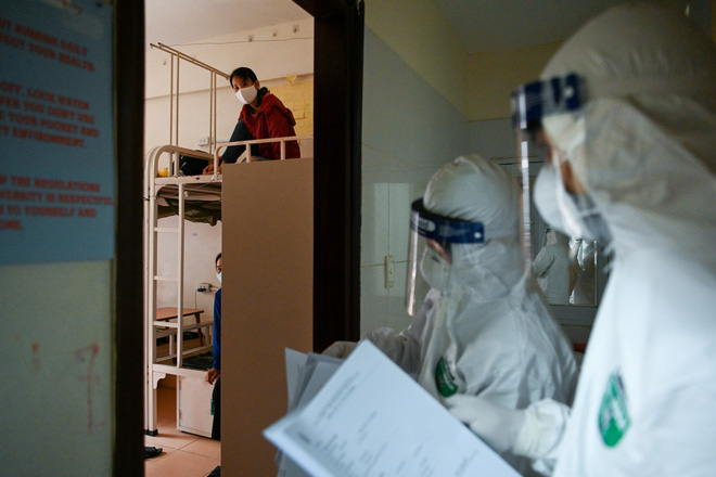 Thợ săn Covid và cuộc sống đằng sau của những lá chắn sống ngăn SARS-CoV-2 ở Hà Nội-9