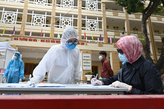 Thợ săn Covid và cuộc sống đằng sau của những lá chắn sống ngăn SARS-CoV-2 ở Hà Nội-13