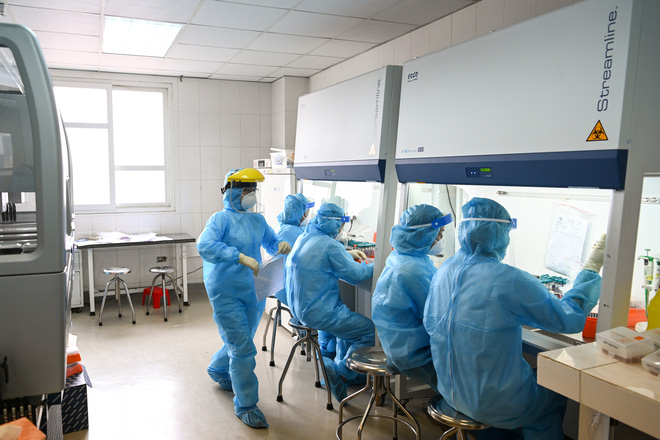 Thợ săn Covid và cuộc sống đằng sau của những lá chắn sống ngăn SARS-CoV-2 ở Hà Nội-16