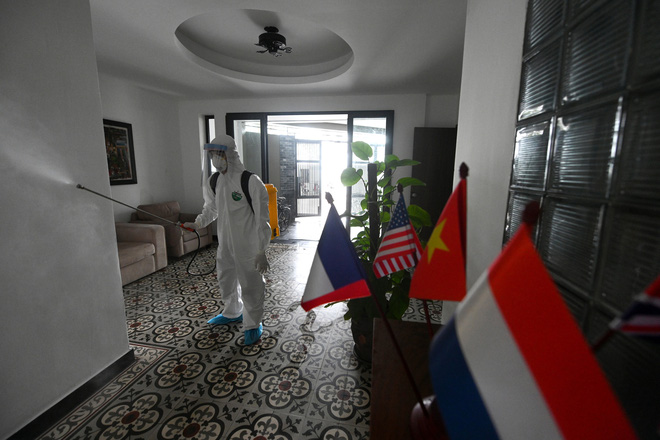 Thợ săn Covid và cuộc sống đằng sau của những lá chắn sống ngăn SARS-CoV-2 ở Hà Nội-19