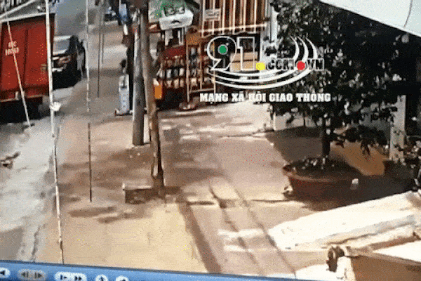 CLIP: Đâm vỡ đèn xe Lexus, người đàn ông 