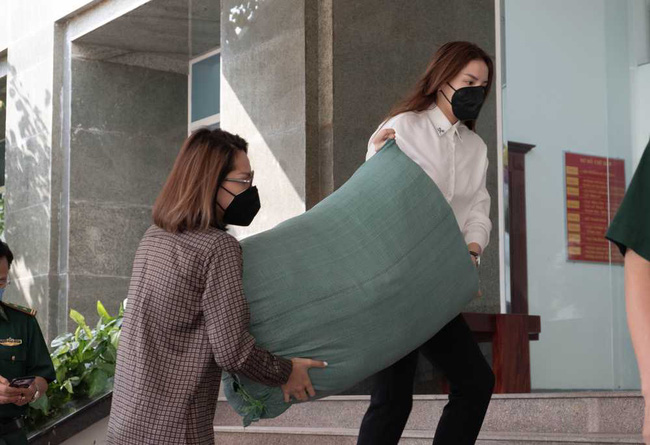 Sau hàng loạt sao Việt, Hoa hậu Kỳ Duyên cũng đã có hành động ý nghĩa này gửi tới các chiến sĩ biên phòng giữa mùa dịch-2