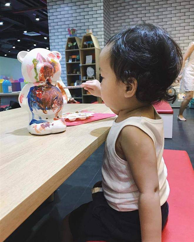 2 con là cháu nội tỷ phú nhưng vẫn được mẹ Tăng Thanh Hà chế đồ cũ làm đồ chơi-4