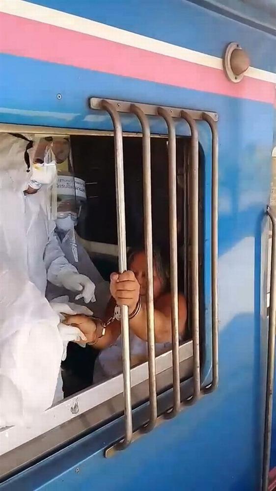 Quyết không đeo khẩu trang còn nhổ nước bọt tung tóe khắp nơi, người phụ nữ nghi nhiễm Covid-19 khiến hành khách bỏ chạy tán loạn, cả chuyến tàu bị gián đoạn-3