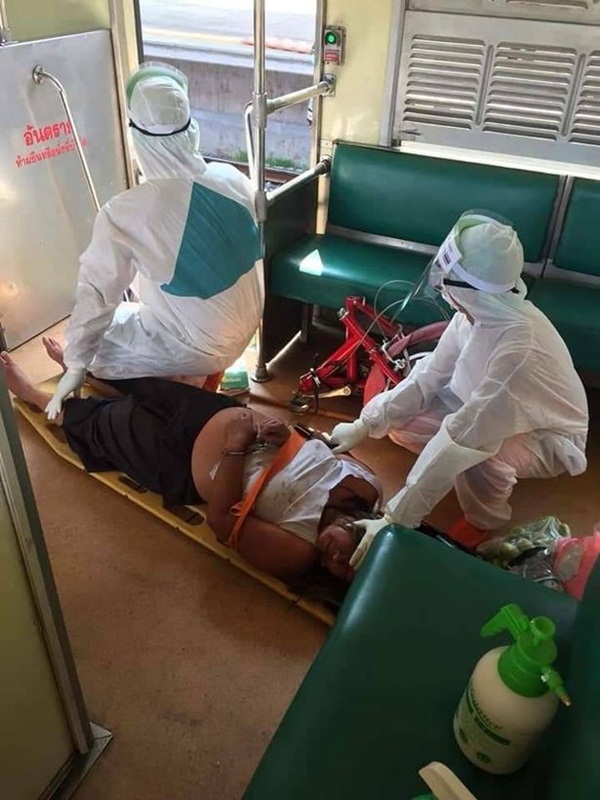 Quyết không đeo khẩu trang còn nhổ nước bọt tung tóe khắp nơi, người phụ nữ nghi nhiễm Covid-19 khiến hành khách bỏ chạy tán loạn, cả chuyến tàu bị gián đoạn-4