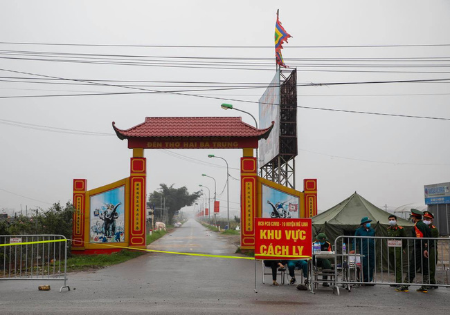 Thôn Hạ Lôi ngày đầu cách ly: Người dân mang theo balo đồ dùng cá nhân đi khai báo y tế, sẵn sàng đi cách ly tập trung phòng dịch-1