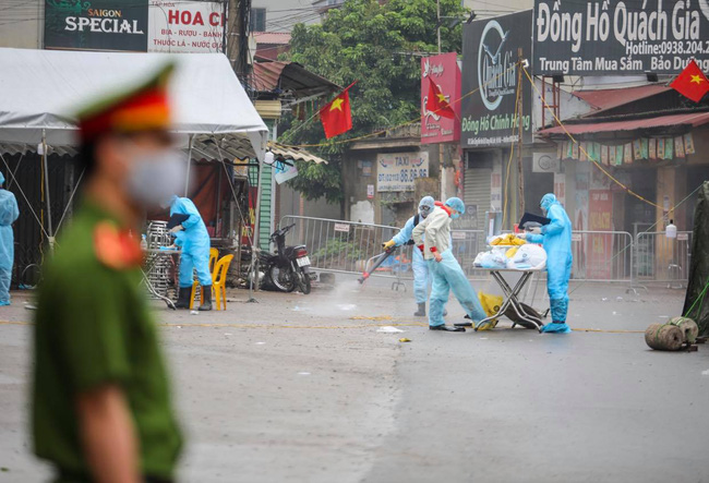 Thôn Hạ Lôi ngày đầu cách ly: Người dân mang theo balo đồ dùng cá nhân đi khai báo y tế, sẵn sàng đi cách ly tập trung phòng dịch-2