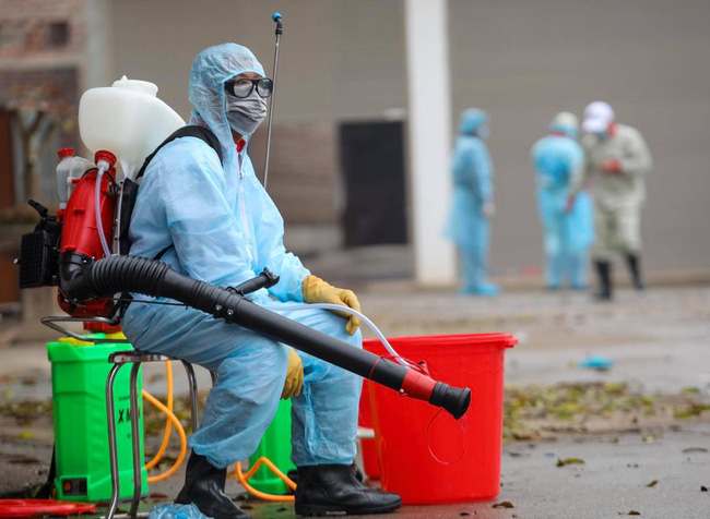 Thôn Hạ Lôi ngày đầu cách ly: Người dân mang theo balo đồ dùng cá nhân đi khai báo y tế, sẵn sàng đi cách ly tập trung phòng dịch-3