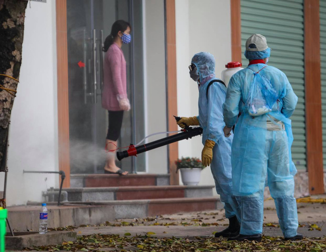 Thôn Hạ Lôi ngày đầu cách ly: Người dân mang theo balo đồ dùng cá nhân đi khai báo y tế, sẵn sàng đi cách ly tập trung phòng dịch-4