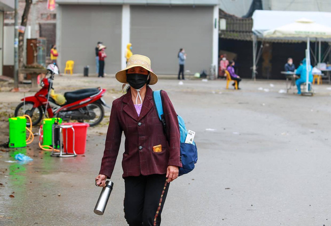 Thôn Hạ Lôi ngày đầu cách ly: Người dân mang theo balo đồ dùng cá nhân đi khai báo y tế, sẵn sàng đi cách ly tập trung phòng dịch-10