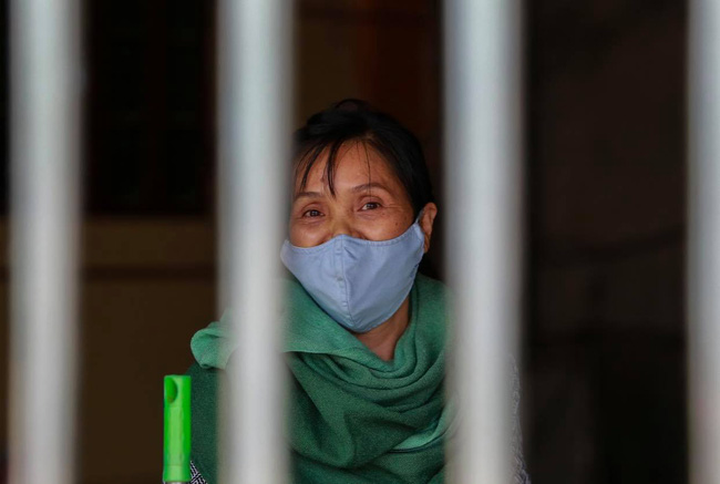 Thôn Hạ Lôi ngày đầu cách ly: Người dân mang theo balo đồ dùng cá nhân đi khai báo y tế, sẵn sàng đi cách ly tập trung phòng dịch-11