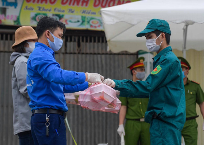 Thôn Hạ Lôi ngày đầu cách ly: Người dân mang theo balo đồ dùng cá nhân đi khai báo y tế, sẵn sàng đi cách ly tập trung phòng dịch-12