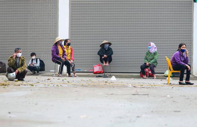 Thôn Hạ Lôi ngày đầu cách ly: Người dân mang theo balo đồ dùng cá nhân đi khai báo y tế, sẵn sàng đi cách ly tập trung phòng dịch-6