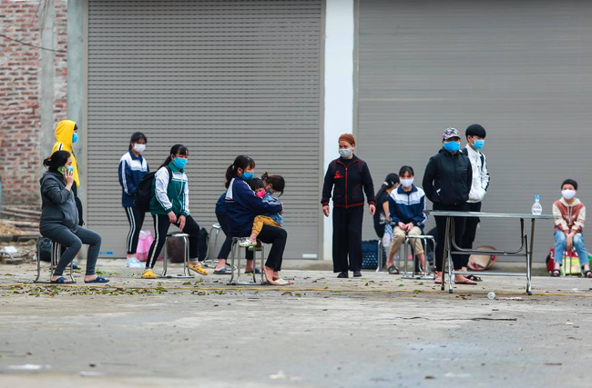 Thôn Hạ Lôi ngày đầu cách ly: Người dân mang theo balo đồ dùng cá nhân đi khai báo y tế, sẵn sàng đi cách ly tập trung phòng dịch-7