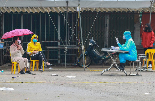 Thôn Hạ Lôi ngày đầu cách ly: Người dân mang theo balo đồ dùng cá nhân đi khai báo y tế, sẵn sàng đi cách ly tập trung phòng dịch-9