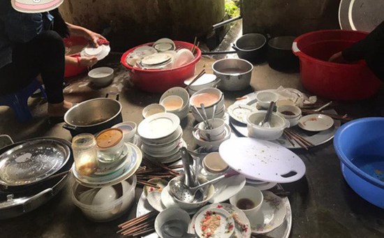 Về ra mắt còn đang ăn dở bát cơm đã bị mẹ người yêu sai: