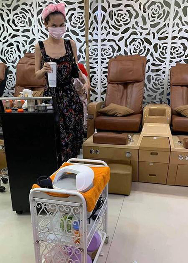 Ngọc Trinh than phải đi khám tâm thần, khiến fan xôn xao lo lắng vì lộ chân tay trơ xương gầy gò đến mức báo động-3