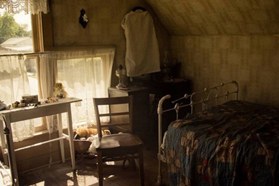 Ngôi nhà im lìm suốt buổi sáng khiến hàng xóm lo lắng trước khi phát hiện ra cái chết của 8 người bên trong và hiện trường kì lạ