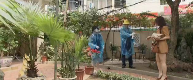 Những ngày không quên: Thư bị cả làng xa lánh vì thông tin ho rũ rượi, ngất xỉu, bị bế đi cách ly-3