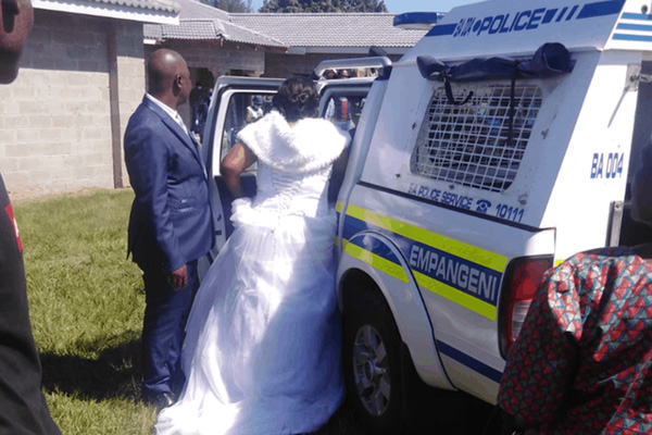 Cưới chui mùa COVID-19, cô dâu - chú rể cùng 50 khách bị bắt-1