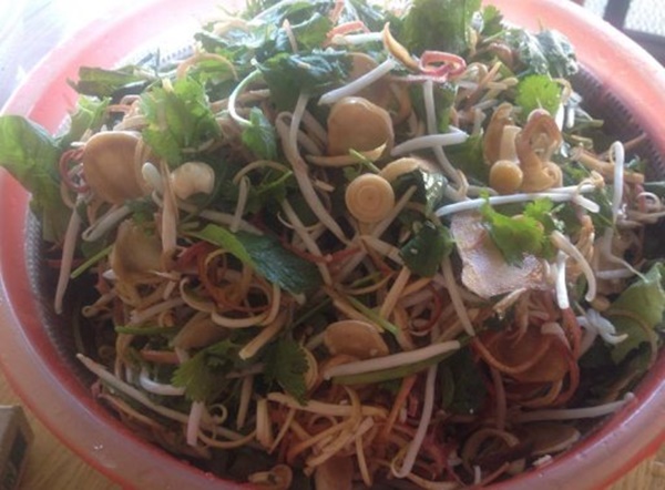 Mẹ đảm học cách nấu mì Quảng chuẩn vị ngon ngọt Miền Trung-2