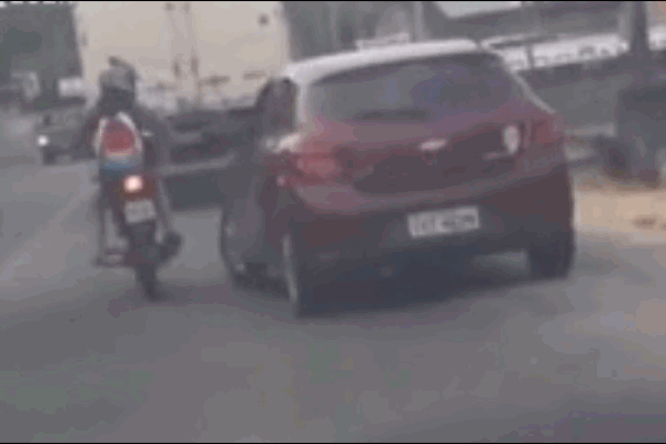 Lái ôtô lên cầu vượt đi bộ, tài xế nói mất trí khi bị cảnh sát phạt-1