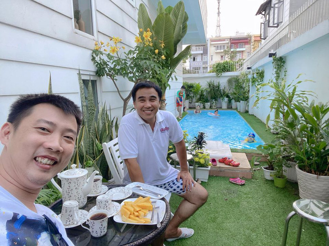 Ốc Thanh Vân sang chơi nhà Quyền Linh, khui được bộ sưu tập cả trăm đôi dép tổ ong huyền thoại-2