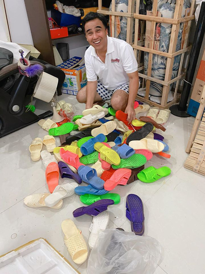 Ốc Thanh Vân sang chơi nhà Quyền Linh, khui được bộ sưu tập cả trăm đôi dép tổ ong huyền thoại-1