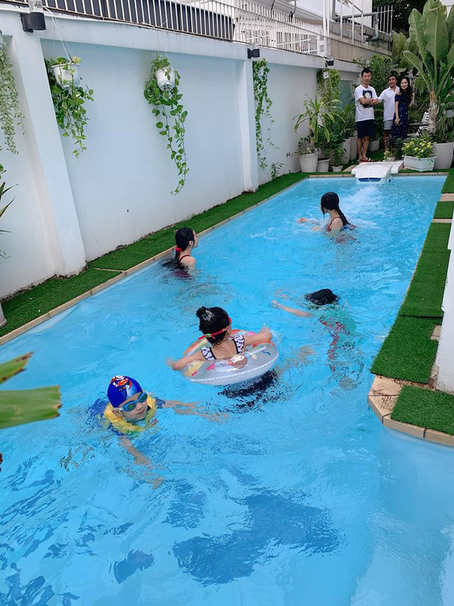 Ốc Thanh Vân sang chơi nhà Quyền Linh, khui được bộ sưu tập cả trăm đôi dép tổ ong huyền thoại-5