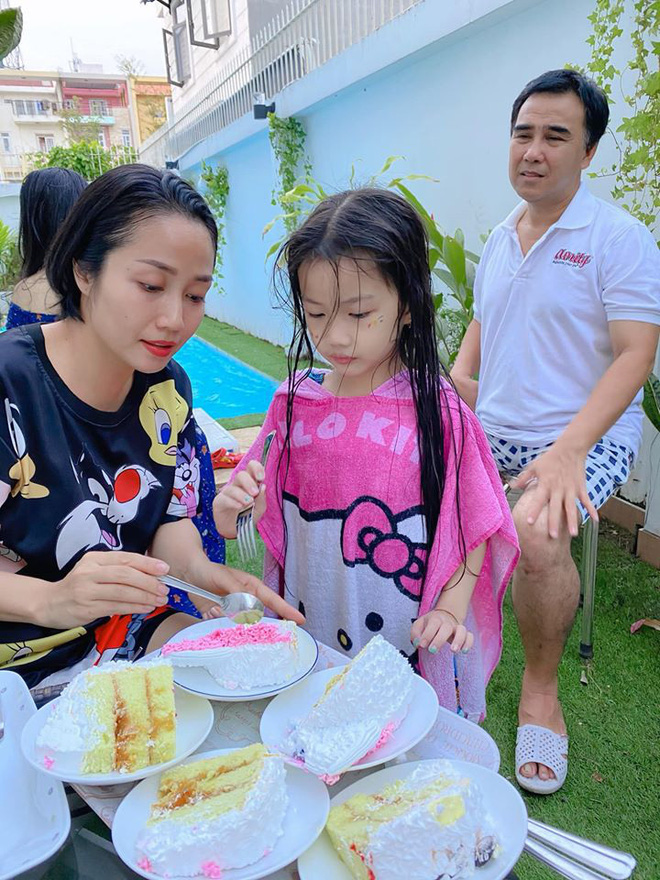 Ốc Thanh Vân sang chơi nhà Quyền Linh, khui được bộ sưu tập cả trăm đôi dép tổ ong huyền thoại-3